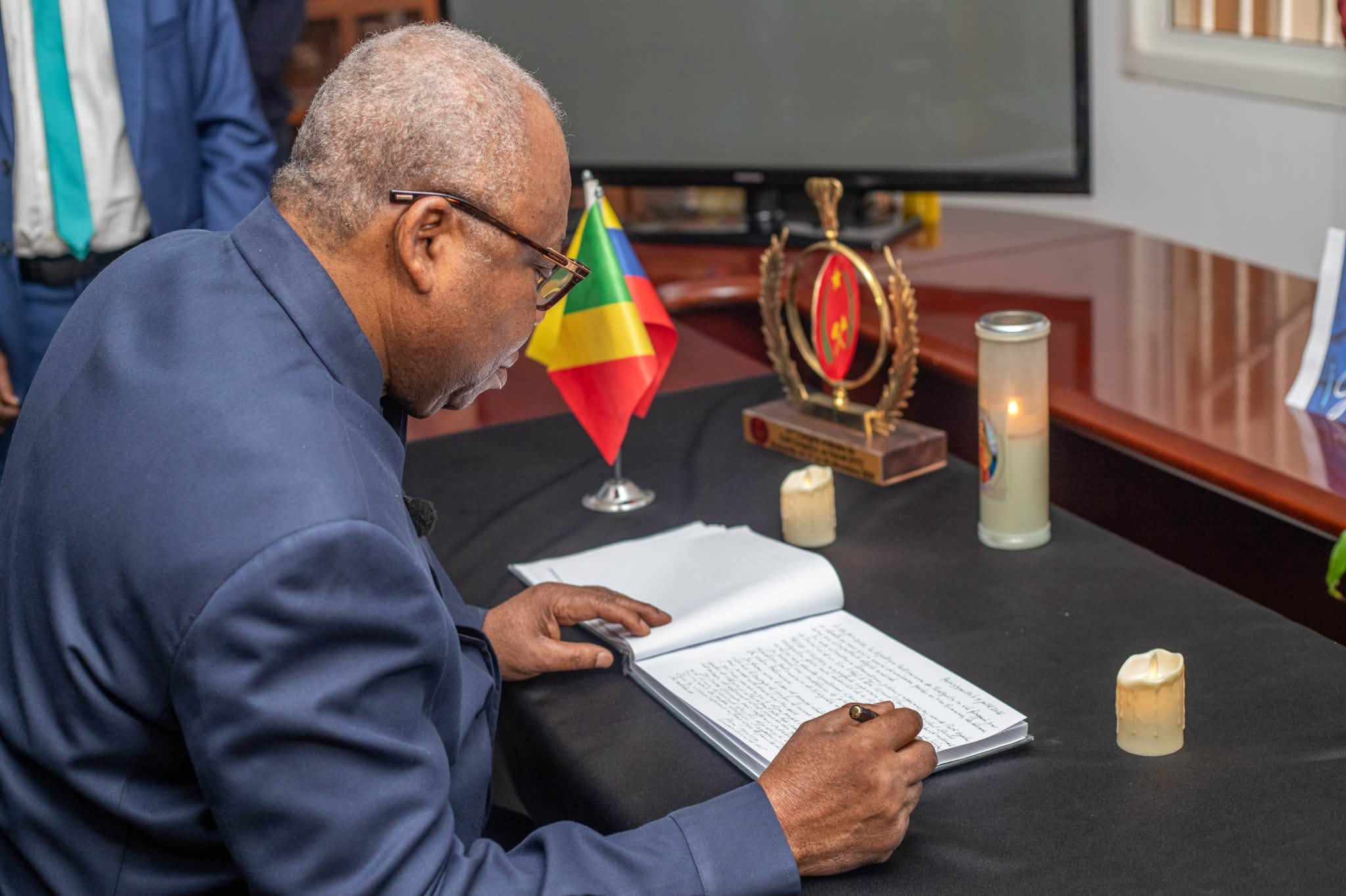 Le Secrétaire Général du PCT signe le livre de condoléances à l’ambassade du Venezuela au Congo
